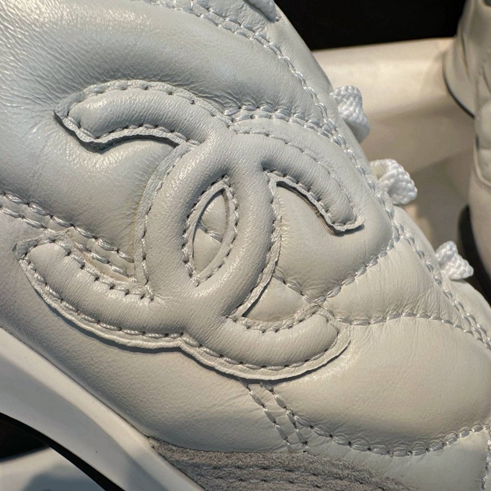 Sports shoes