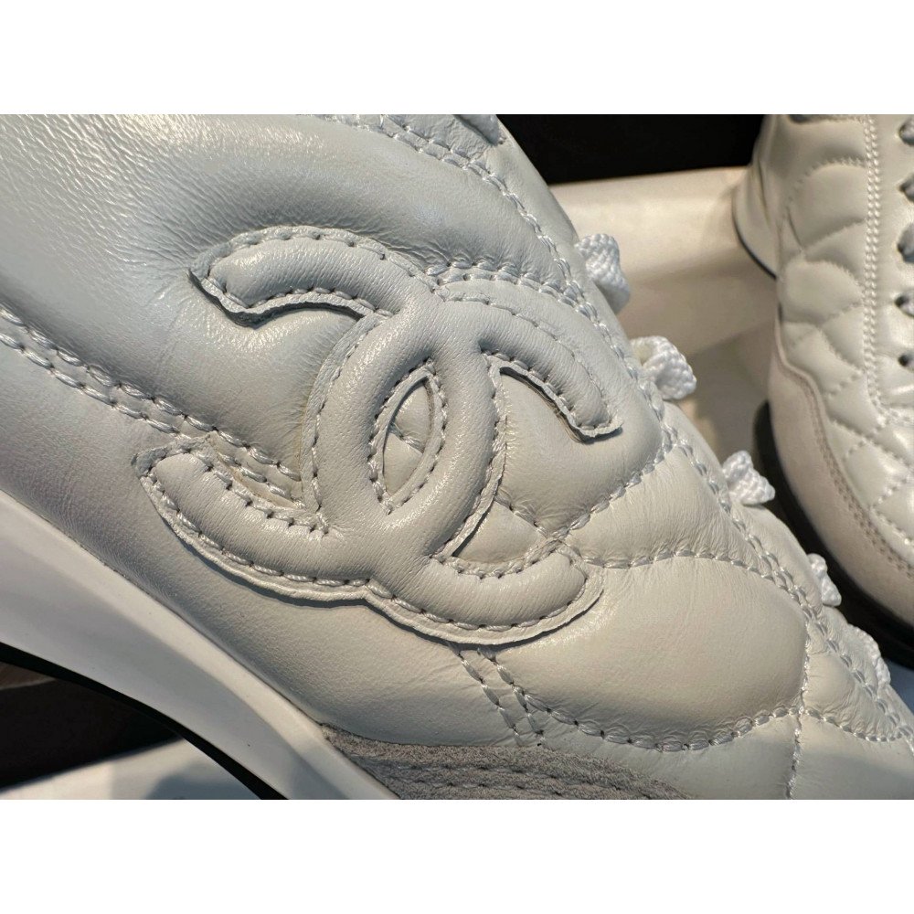 Sports shoes