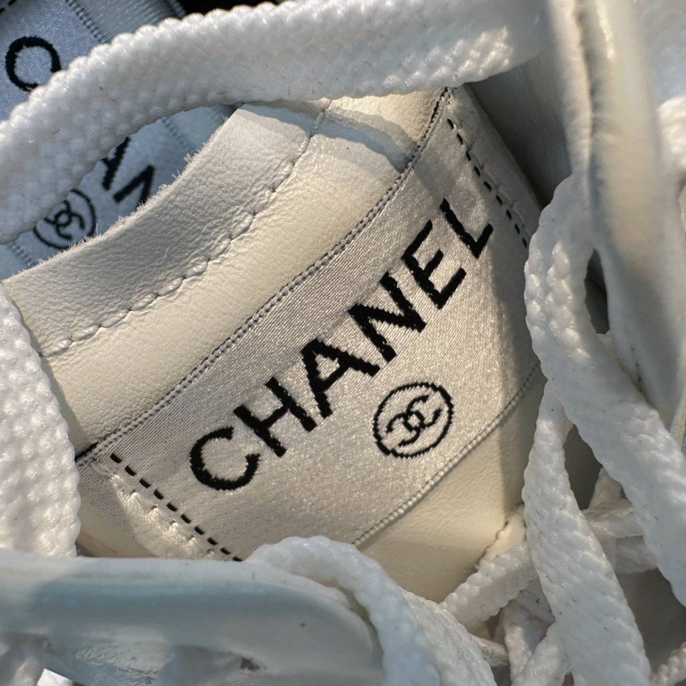 Sports shoes