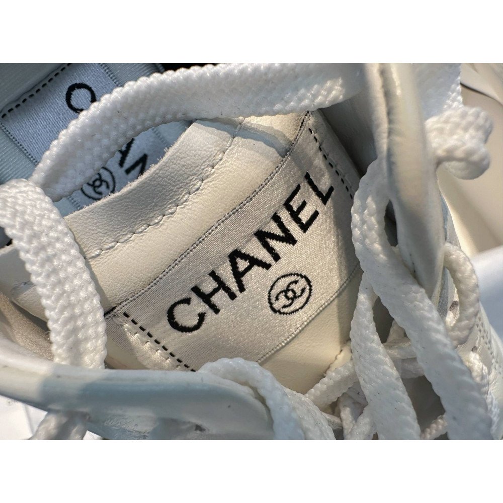 Sports shoes