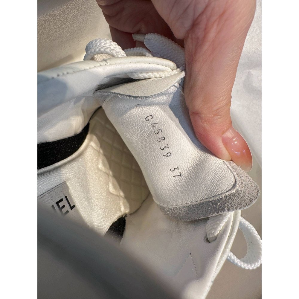 Sports shoes