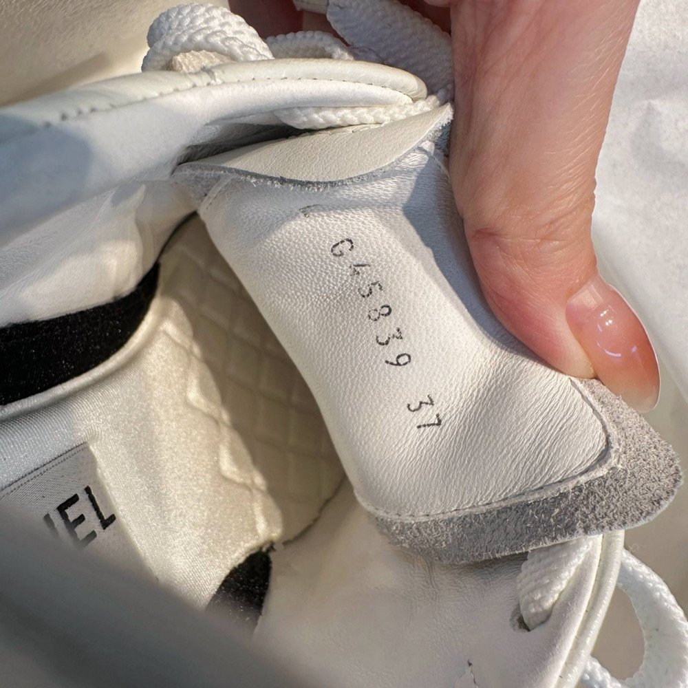 Sports shoes
