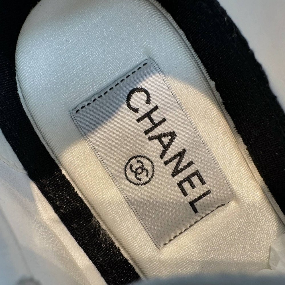 Sports shoes