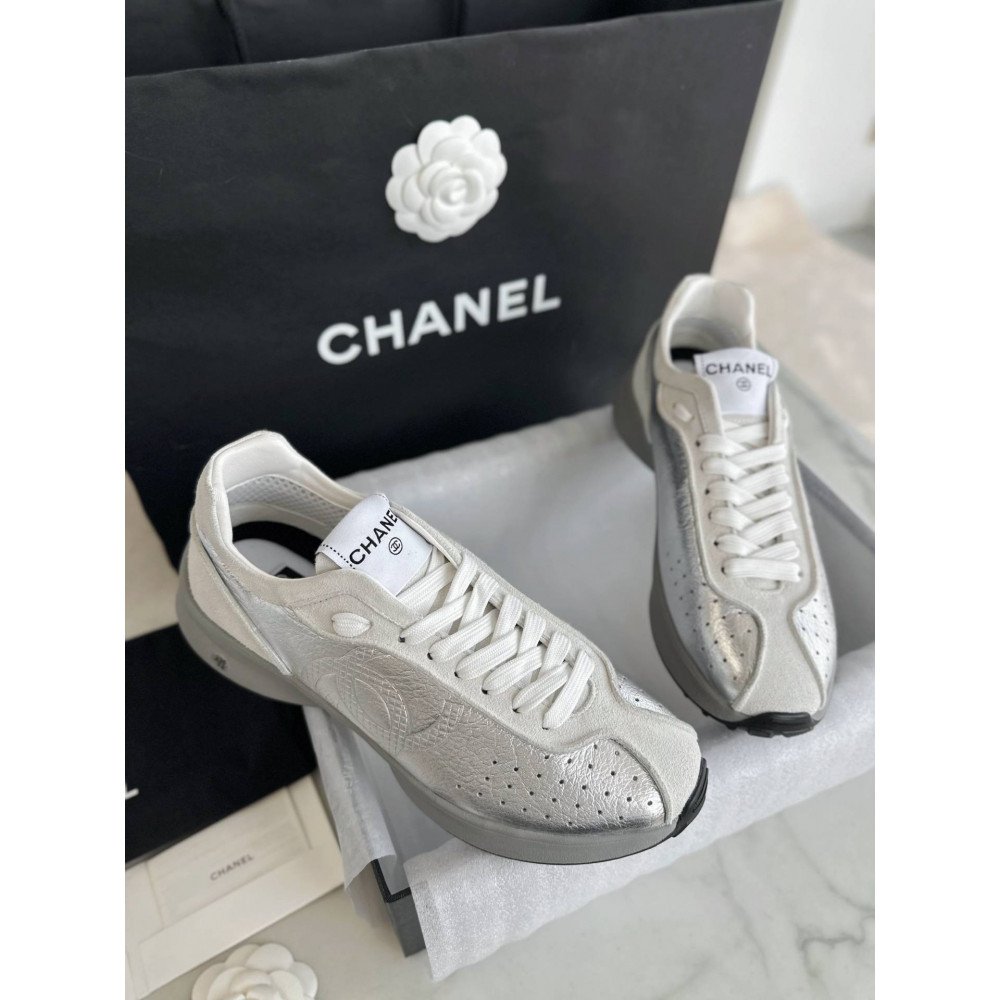 Sports shoes