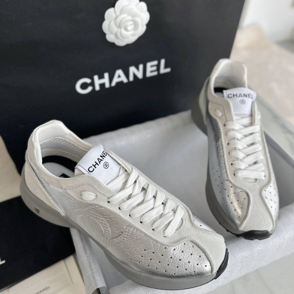 Sports shoes