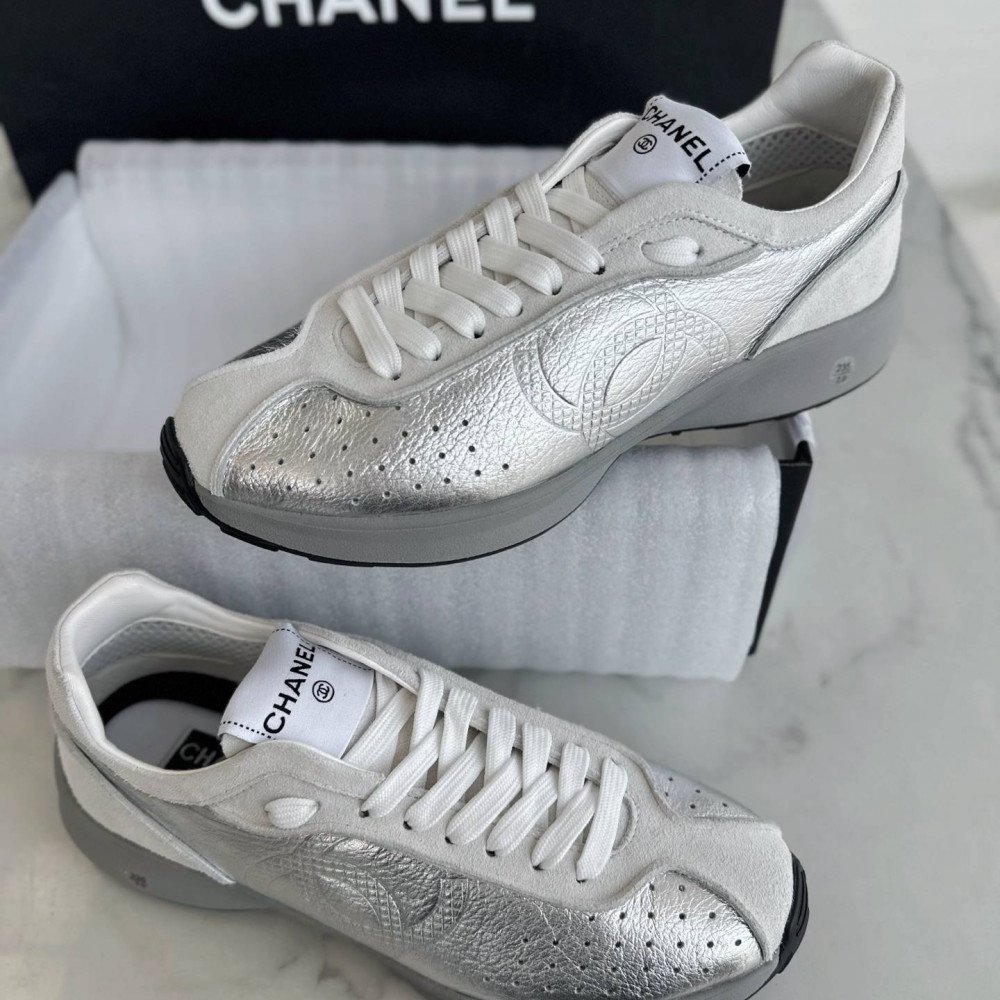 Sports shoes