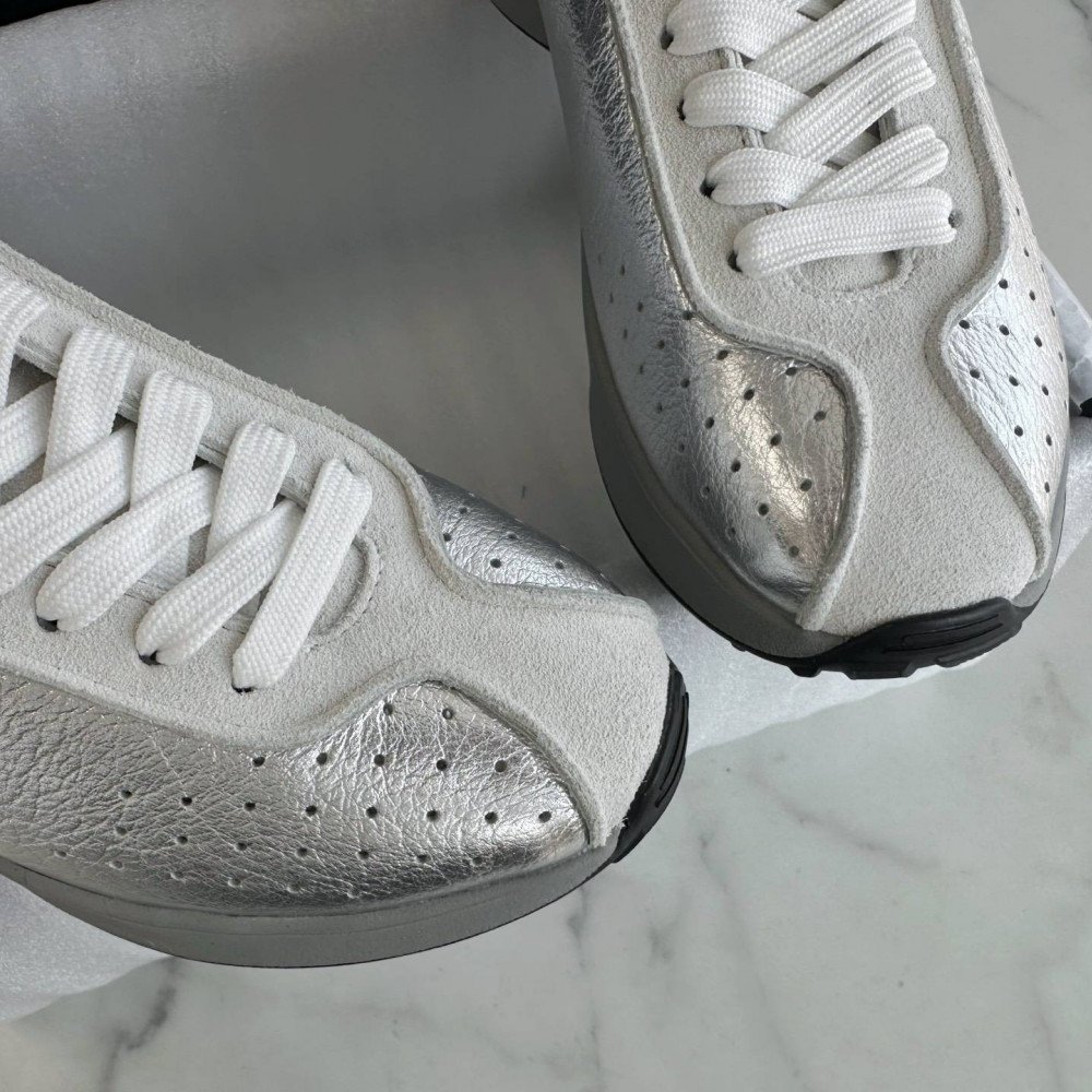 Sports shoes