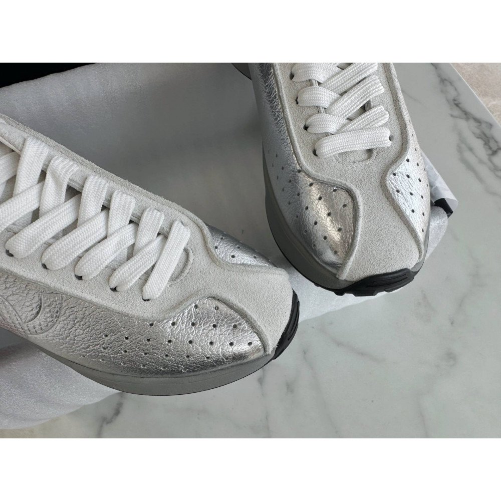 Sports shoes