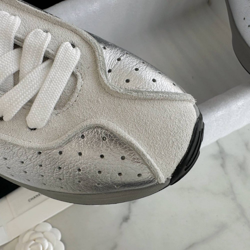 Sports shoes