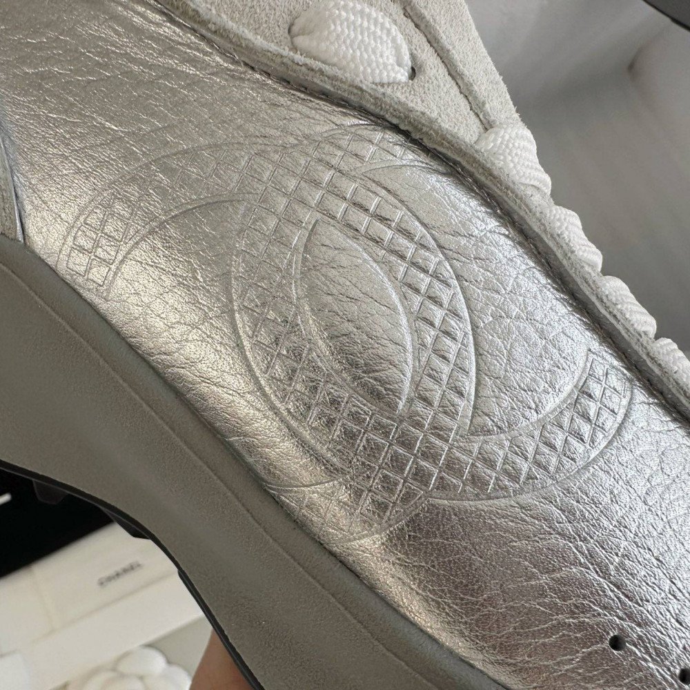 Sports shoes