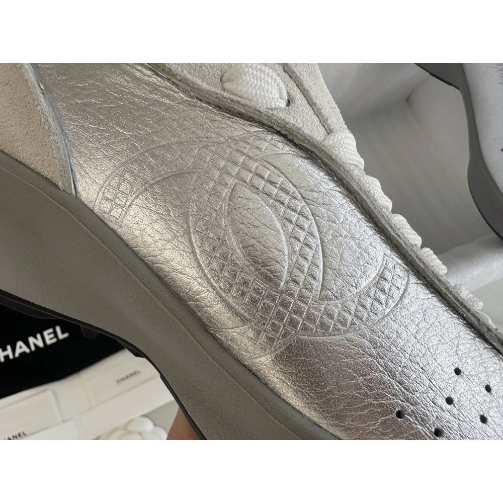 Sports shoes