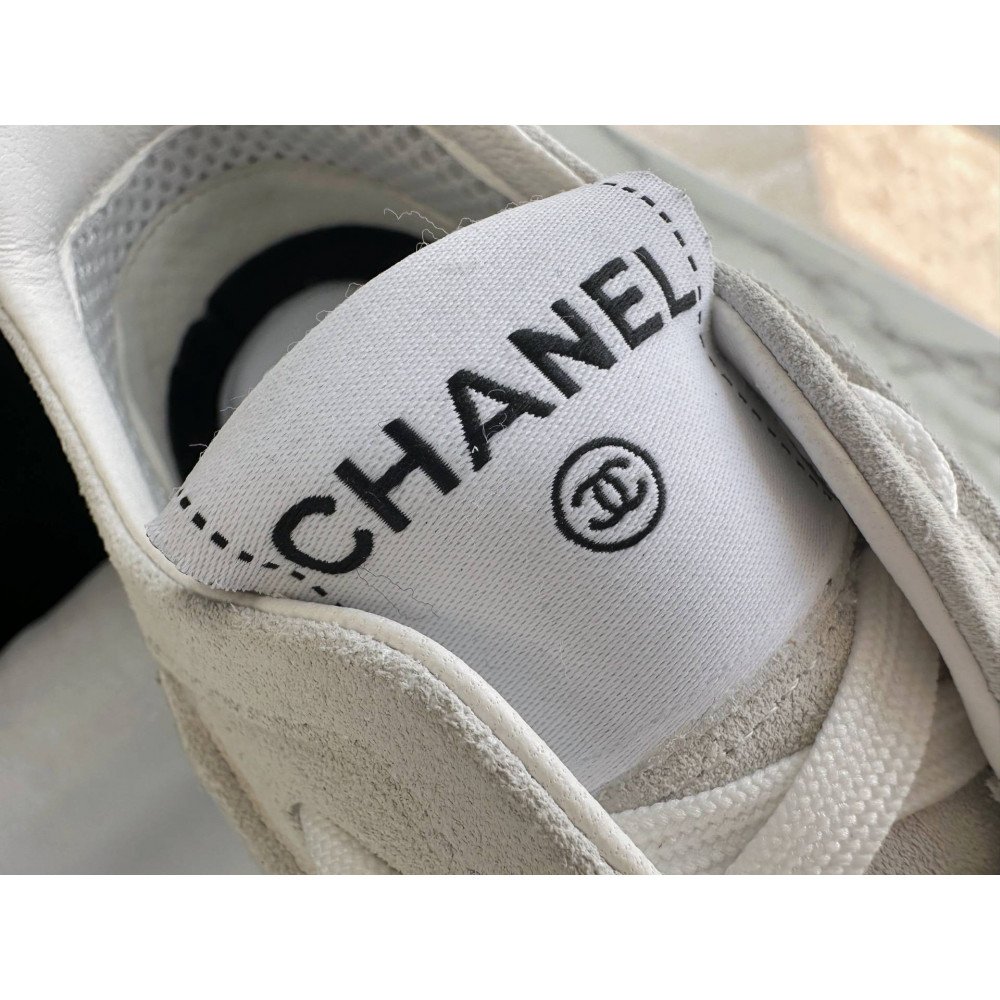 Sports shoes
