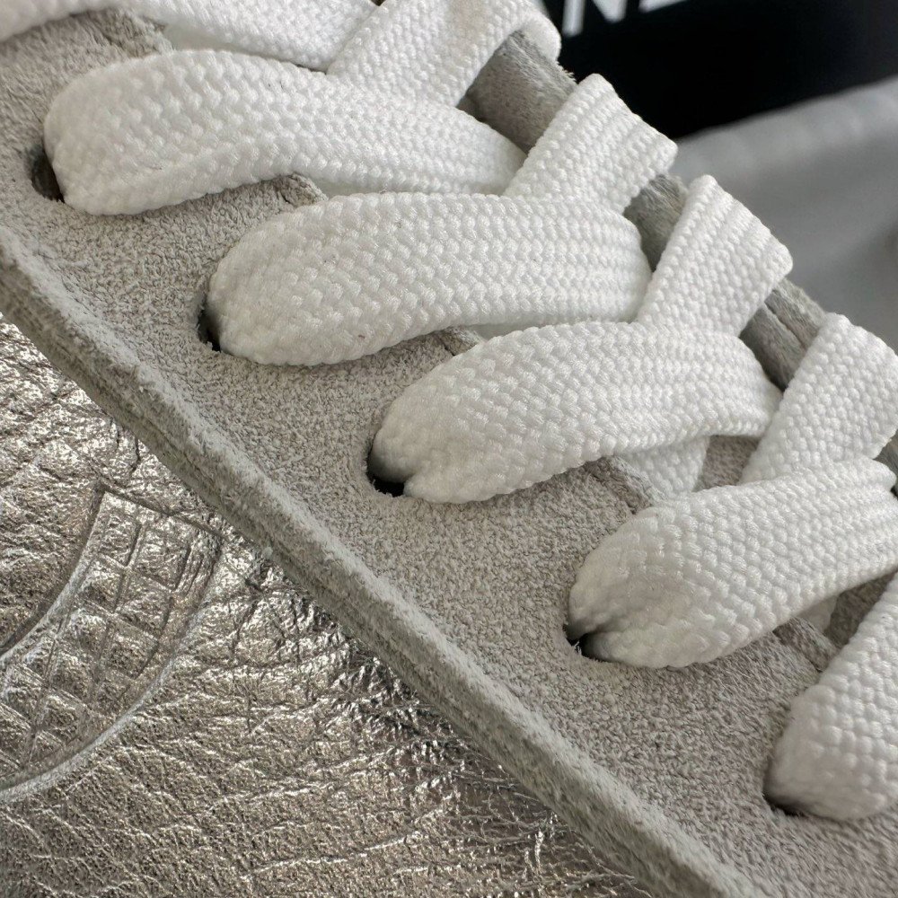 Sports shoes