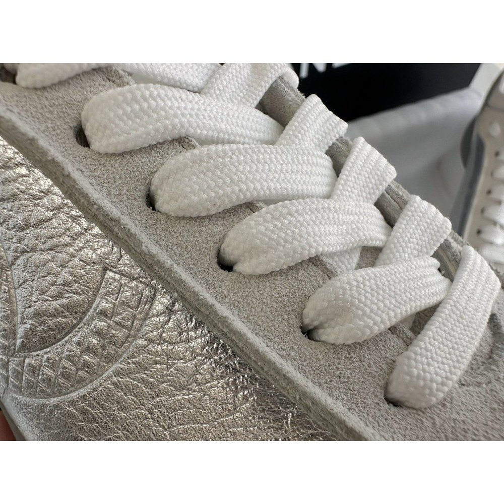 Sports shoes