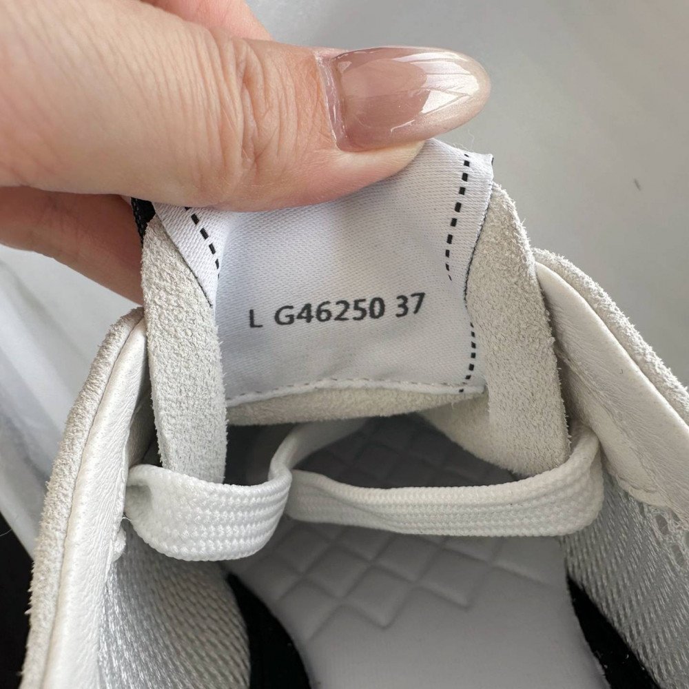 Sports shoes
