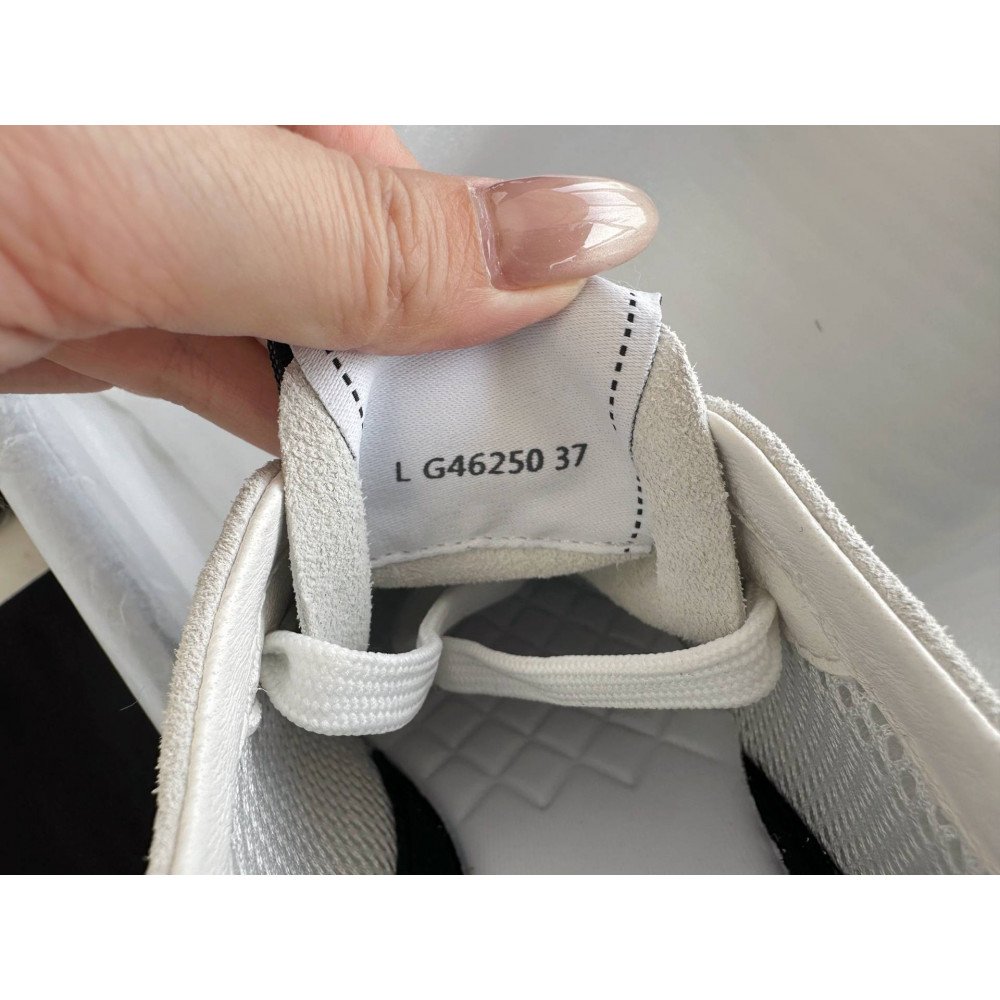 Sports shoes