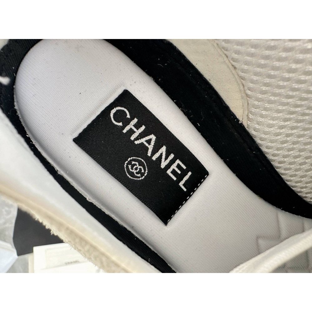 Sports shoes