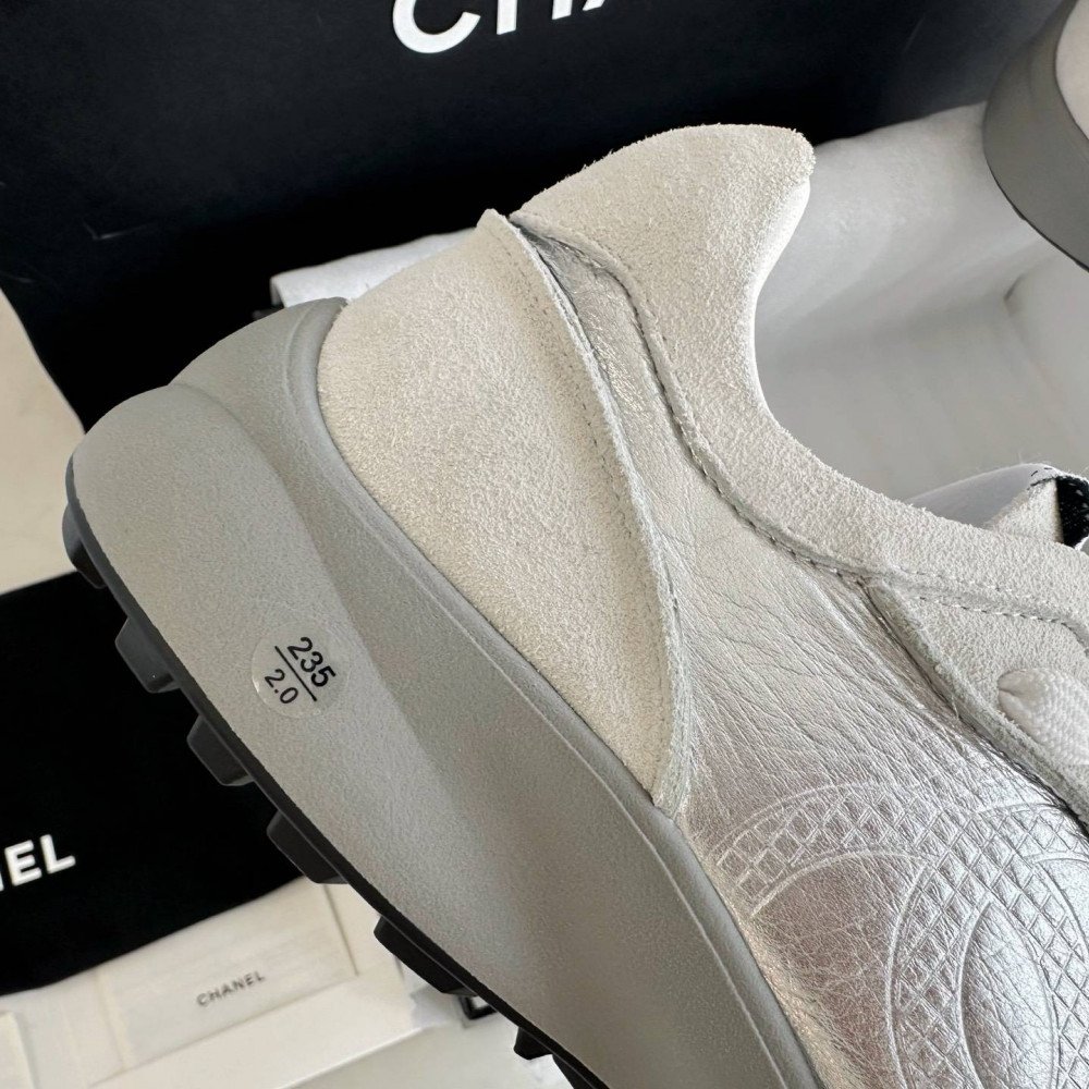 Sports shoes