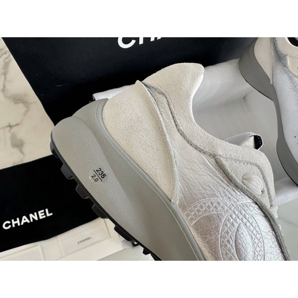 Sports shoes