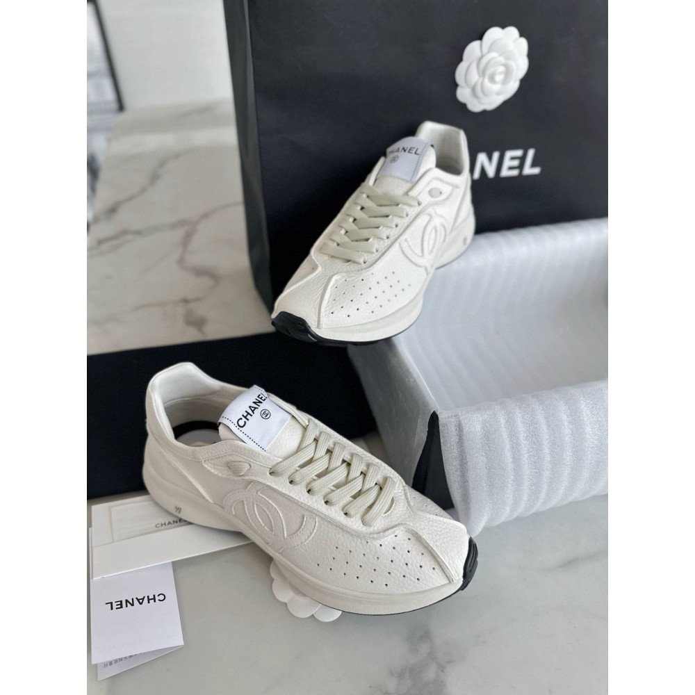 Sports shoes