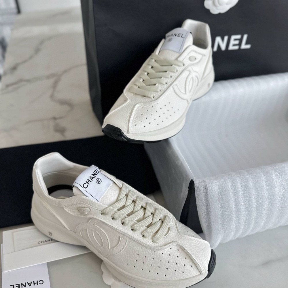 Sports shoes