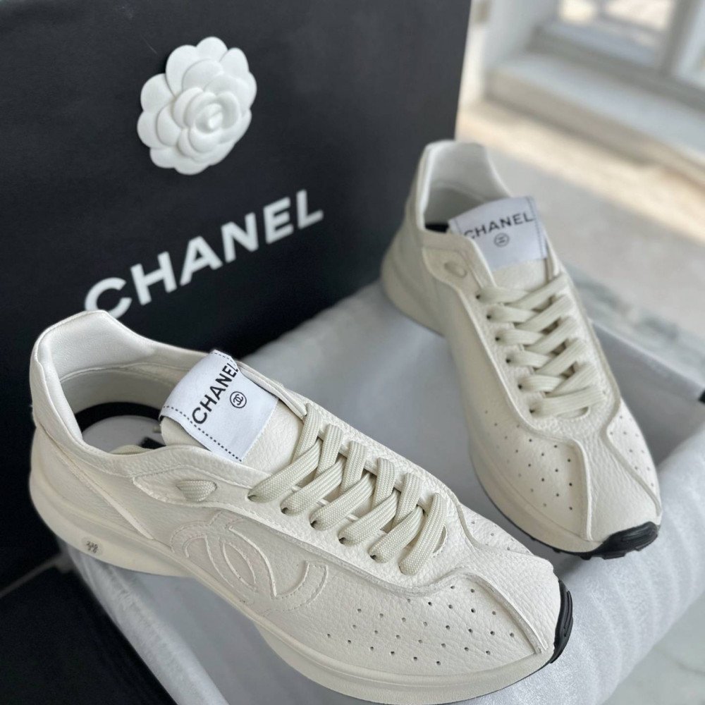 Sports shoes