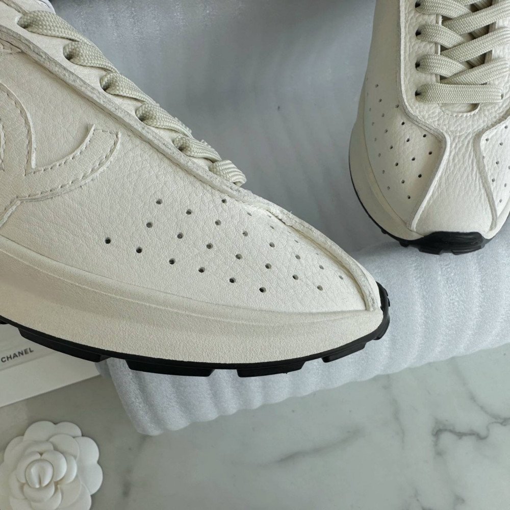 Sports shoes