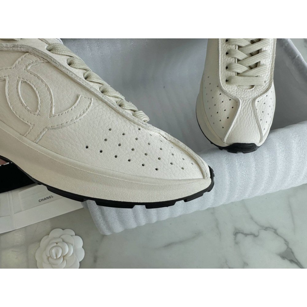Sports shoes