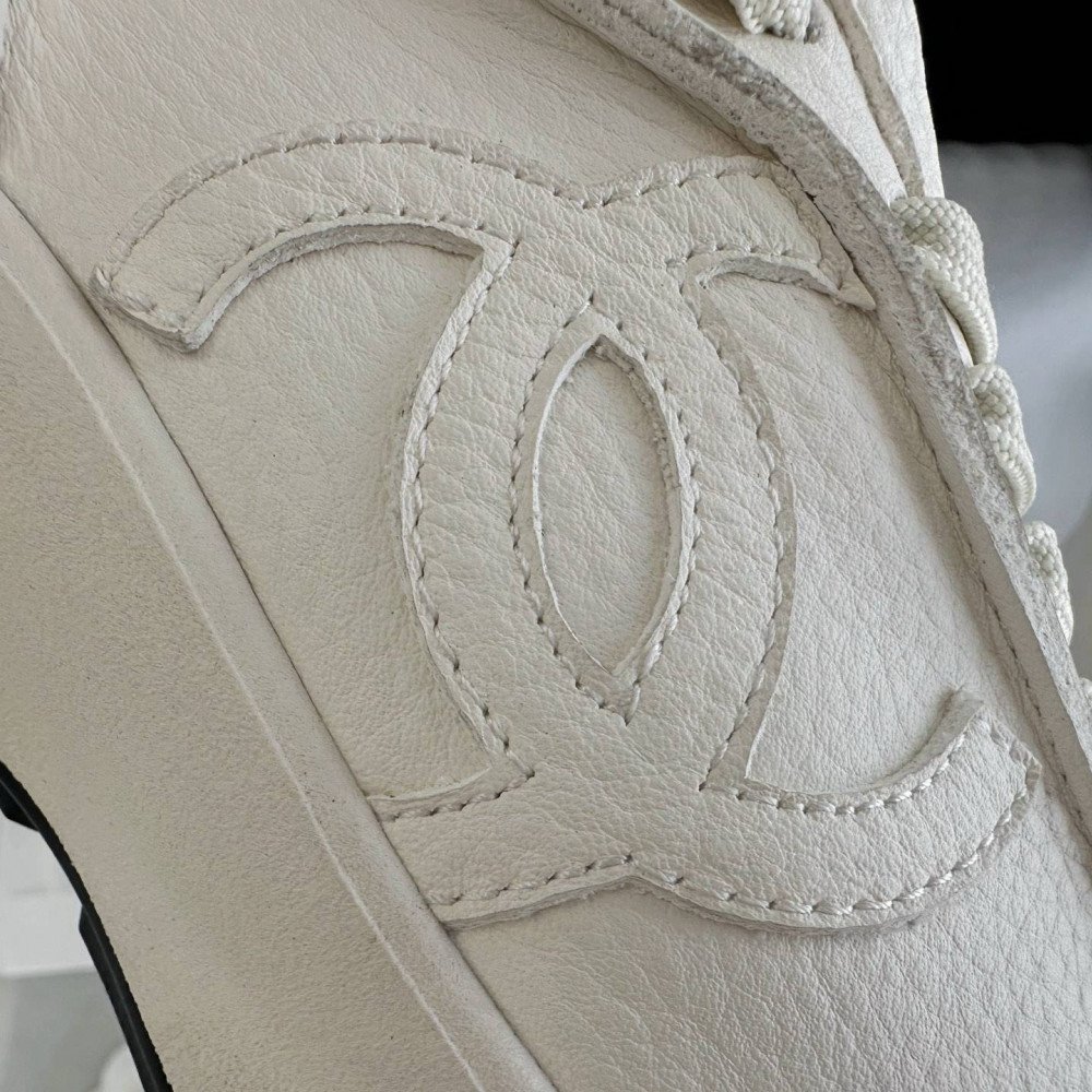 Sports shoes