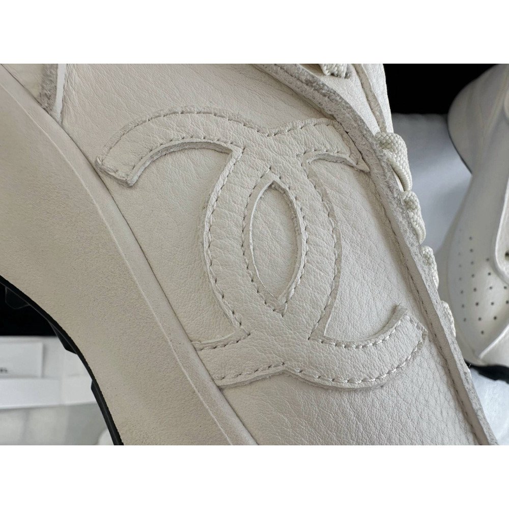 Sports shoes