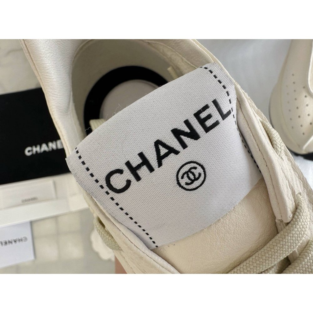 Sports shoes