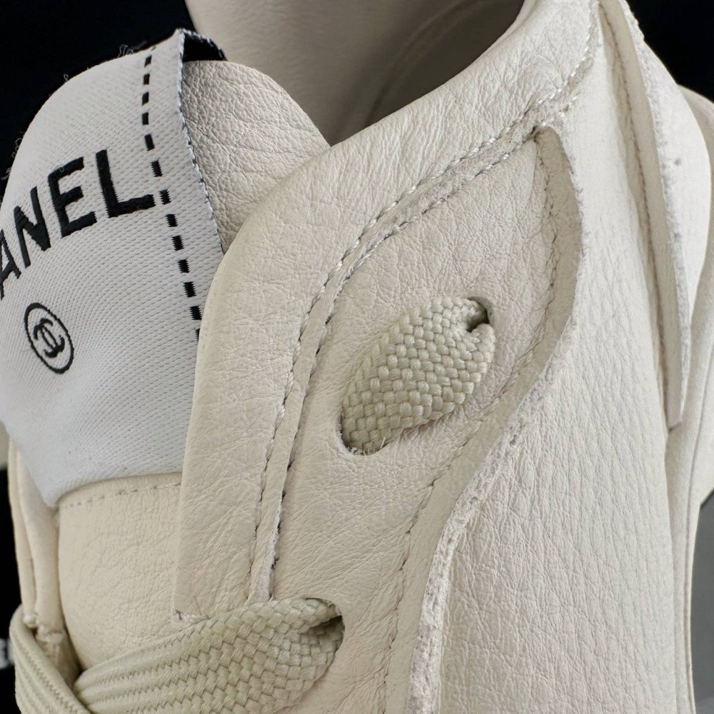Sports shoes