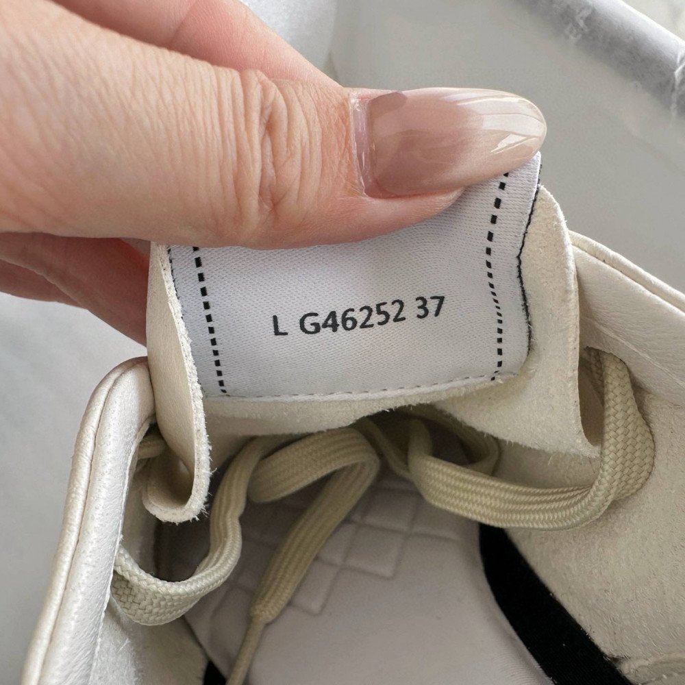 Sports shoes