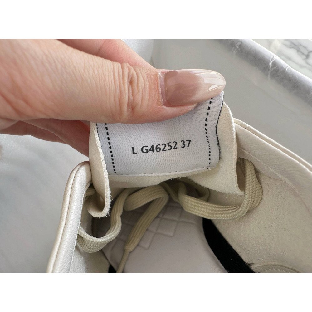 Sports shoes