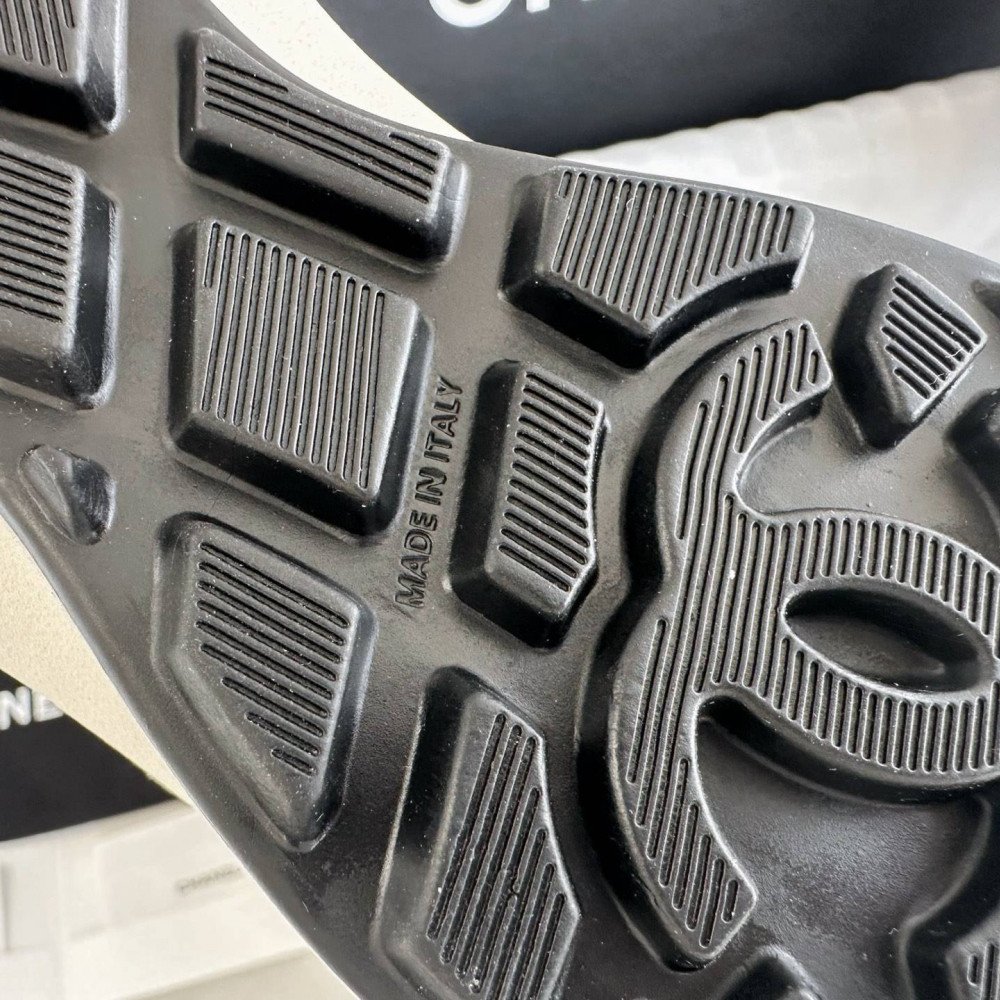 Sports shoes