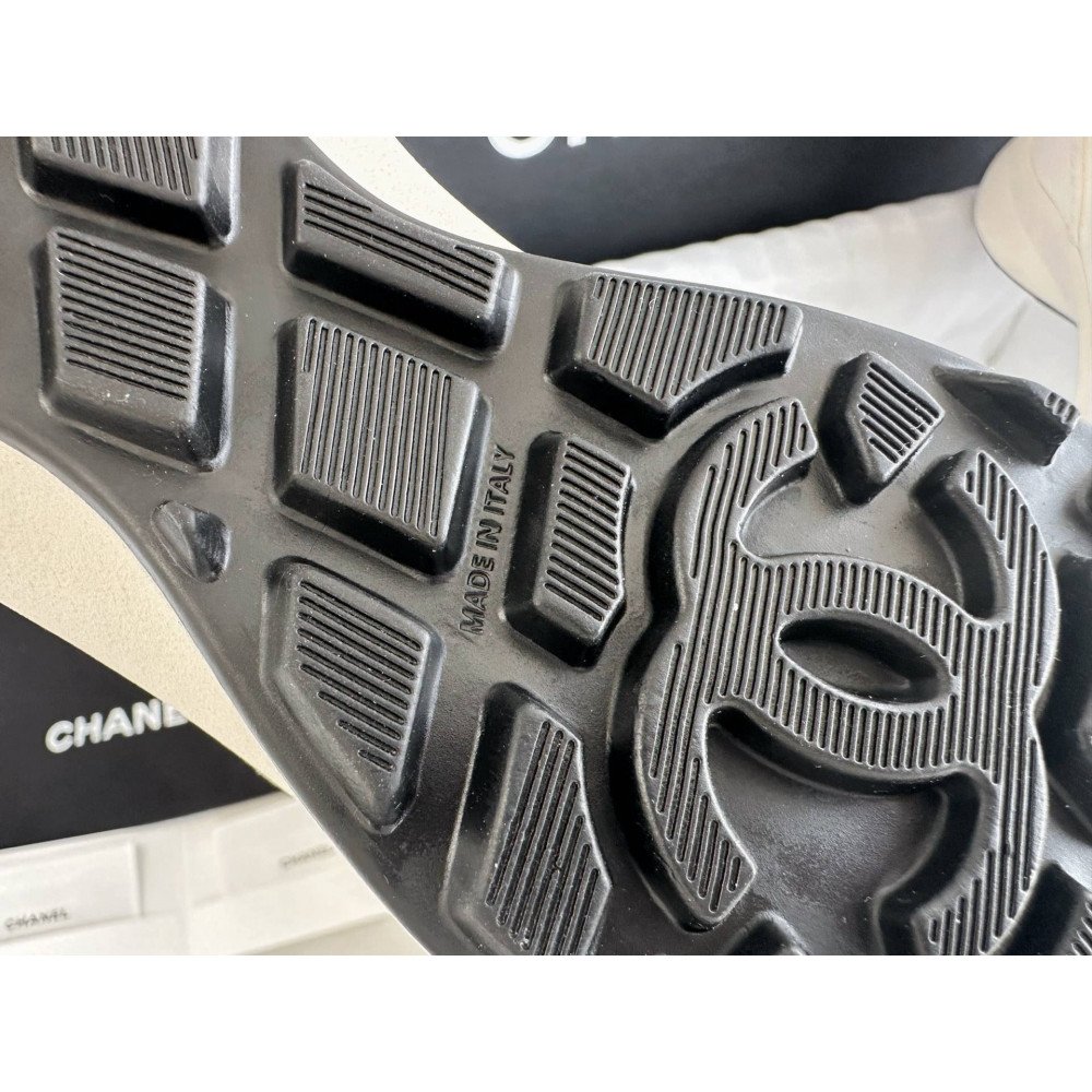Sports shoes