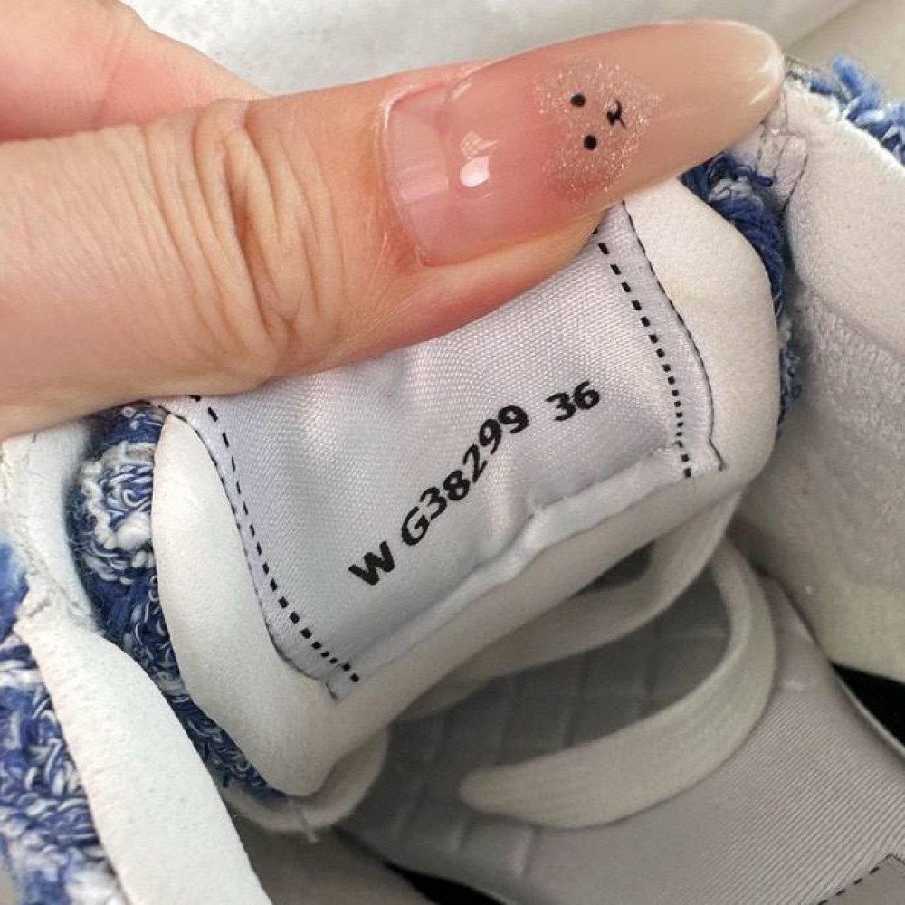 Sports shoes
