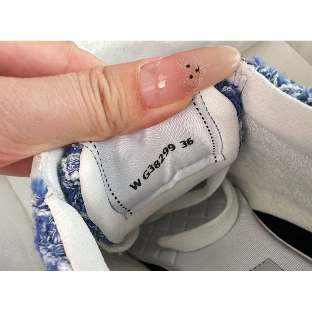 Sports shoes