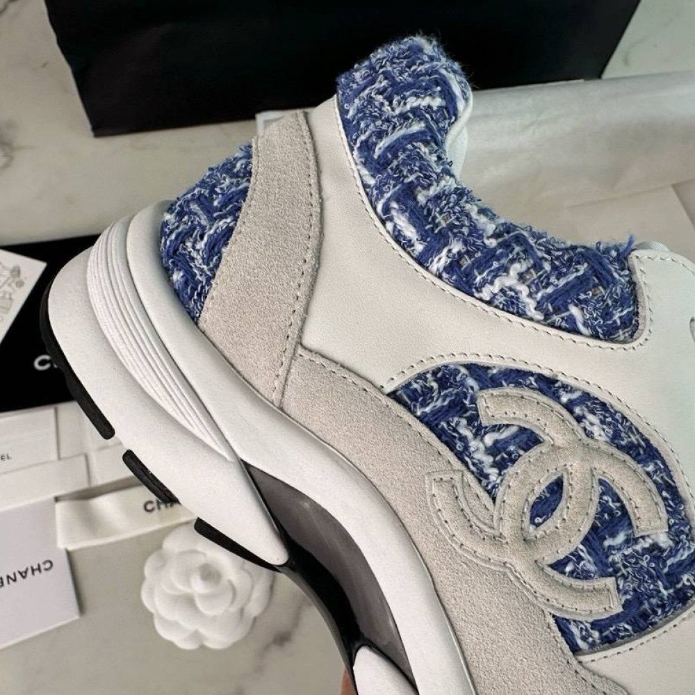 Sports shoes