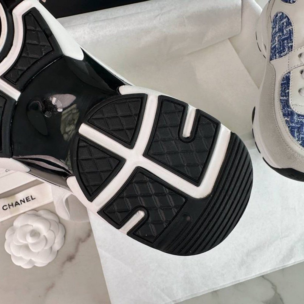 Sports shoes
