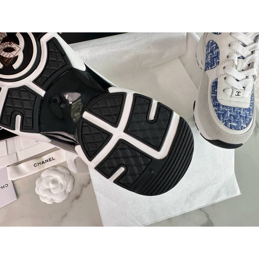 Sports shoes