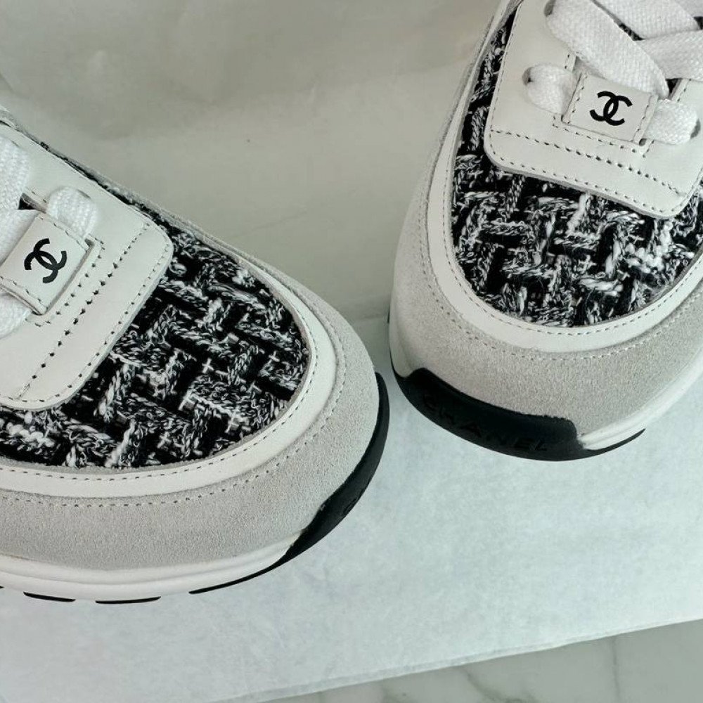 Sports shoes