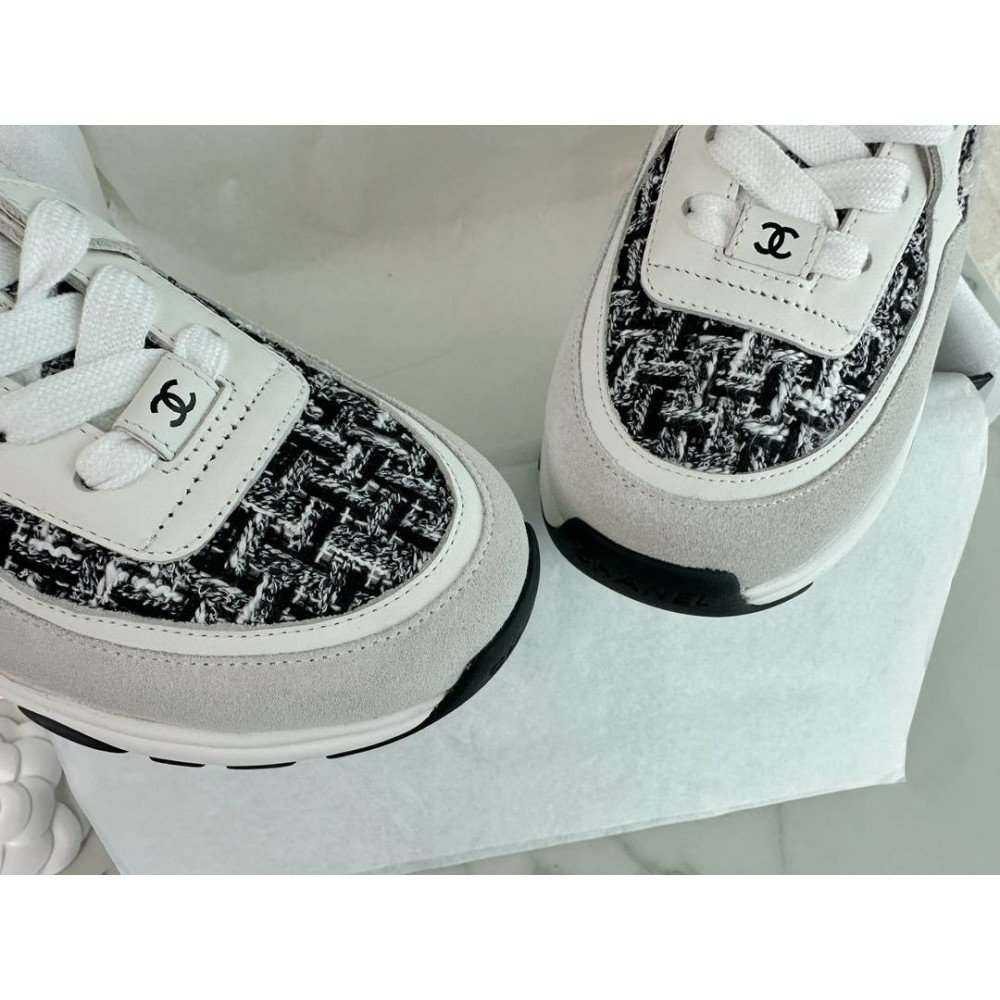 Sports shoes