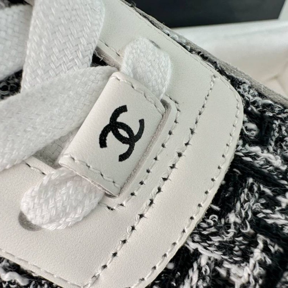 Sports shoes