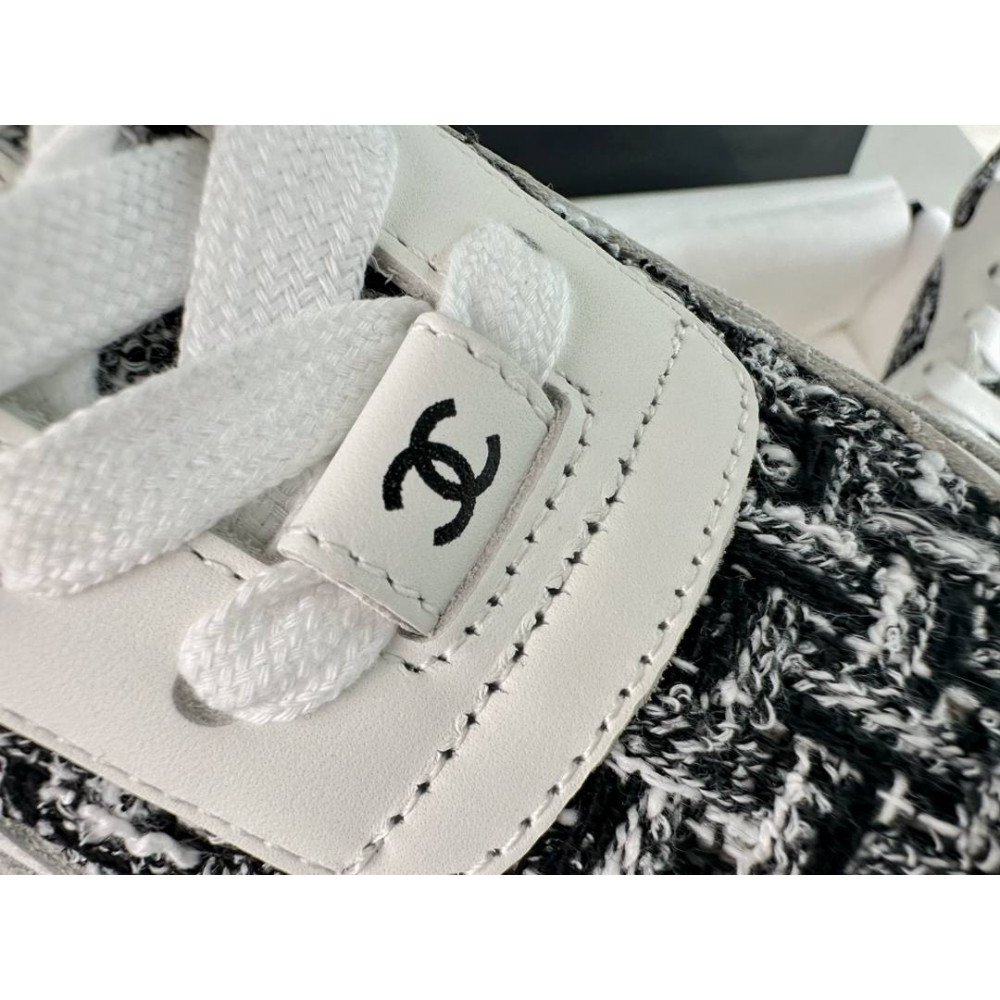 Sports shoes