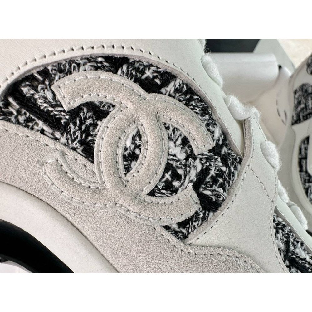 Sports shoes