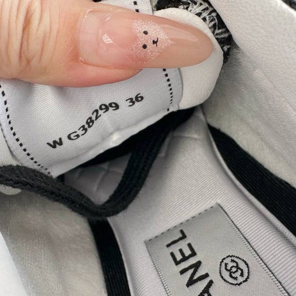 Sports shoes Sports shoes