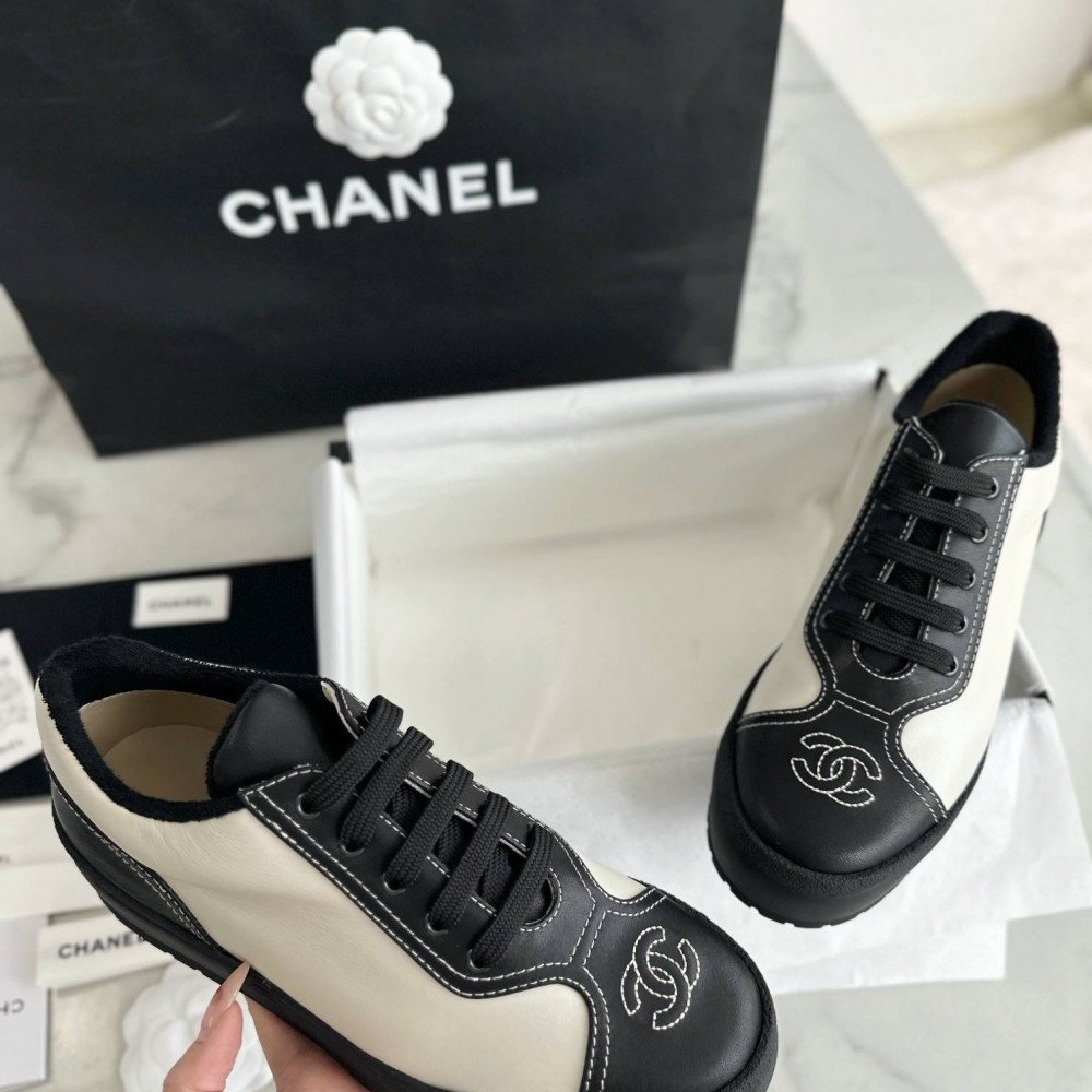 Sports shoes
