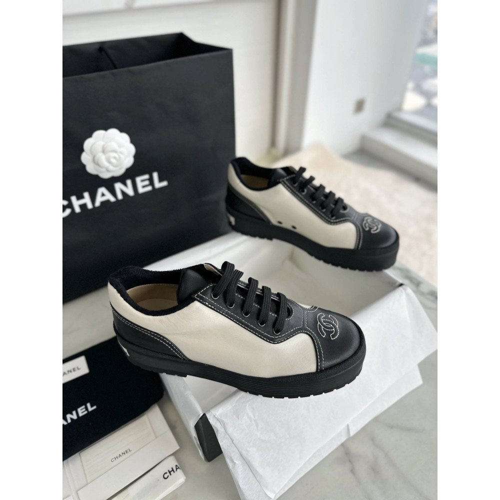 Sports shoes