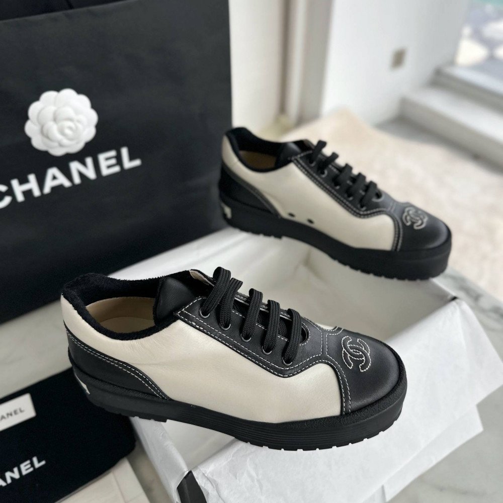 Sports shoes